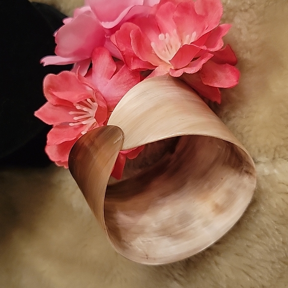 Bracelet Plastic Tusks Imitation Flexible 2.5" diameter - Picture 3 of 5